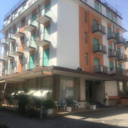 Hotel Britannia Лидо ди Йезоло Екстериор снимка