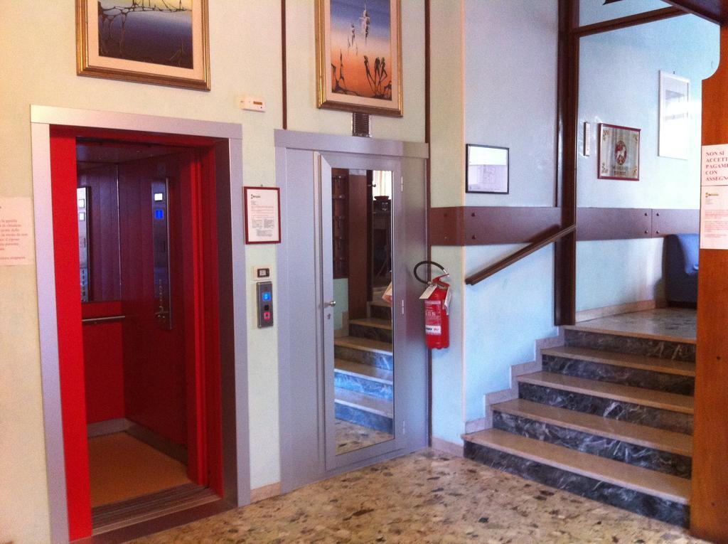 Hotel Britannia Лидо ди Йезоло Екстериор снимка