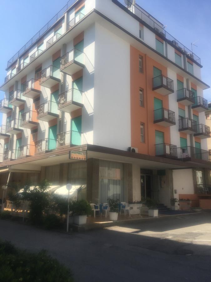 Hotel Britannia Лидо ди Йезоло Екстериор снимка